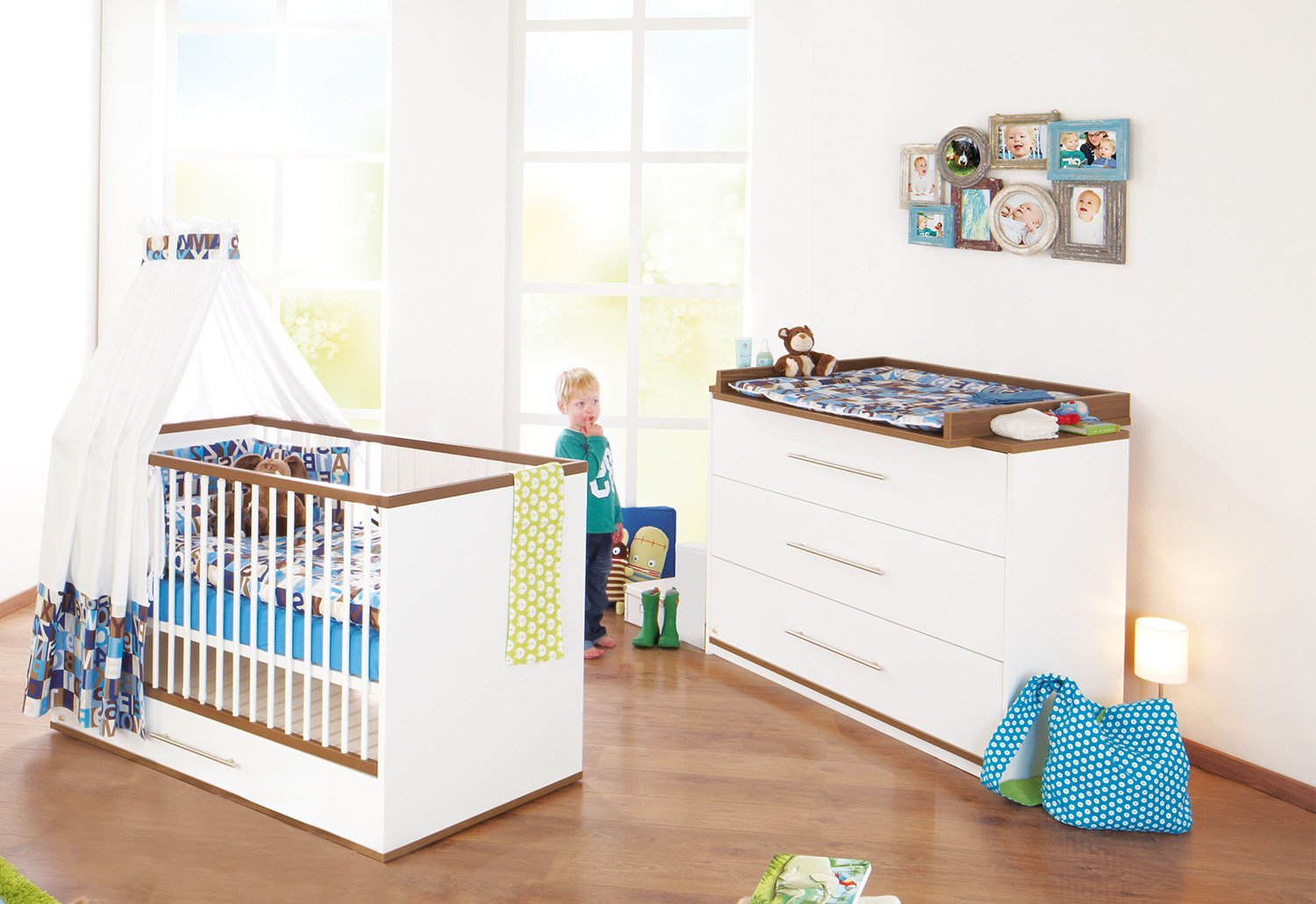 Pinolino Tuula Value Set 2-Piece Cot (140 x 70 cm) and Wide Changing Table with Changing Unit White / Walnut with Real Wood Structure (Item No. 09 00 12 B)