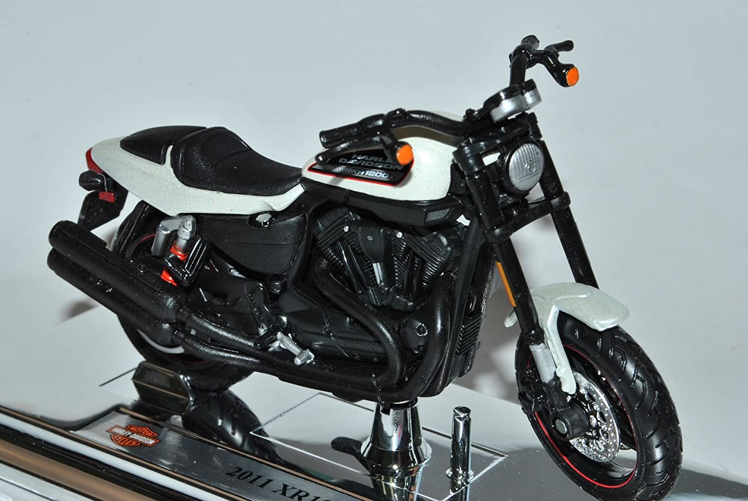 Maisto HarIey Davdson Unknown Hariey Davdson 2011 Xr1200X White Black 1/18 Maisto Model Motorbike
