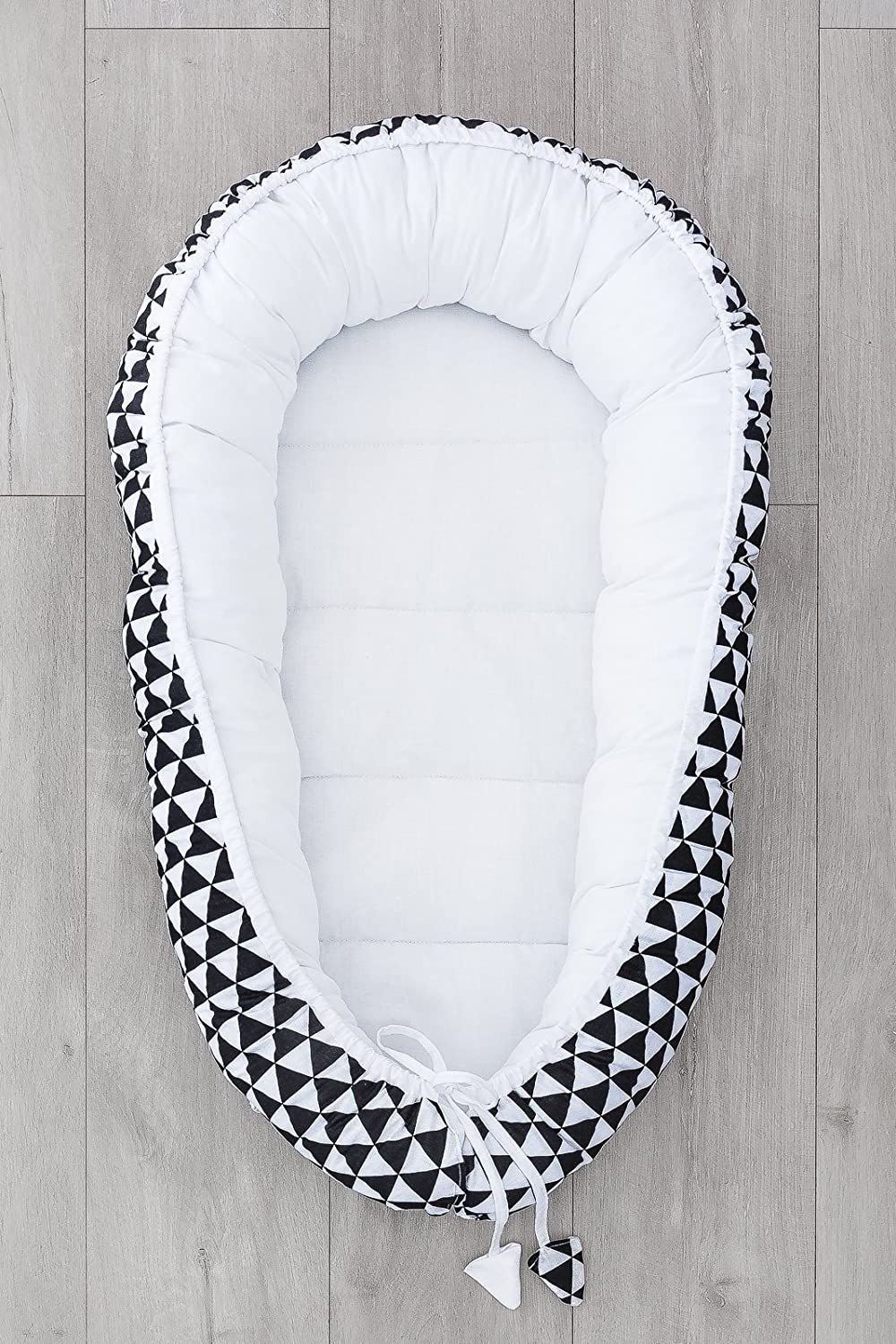 LOOLAY® Cot bumper cocoon 2-sided baby cot bumper baby cocoon cuddly bed baby travel cot (triangles black/white)
