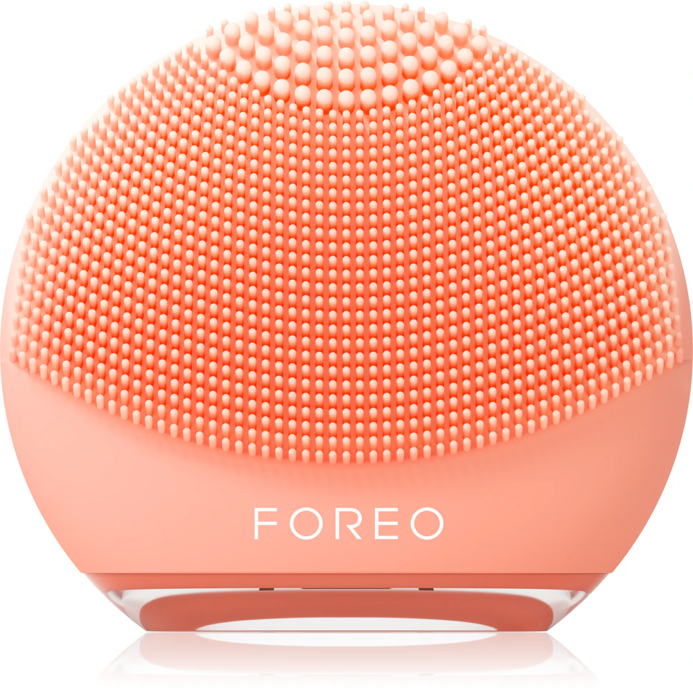 FOREO LUNA™4 Go sonic cleaning device on the go