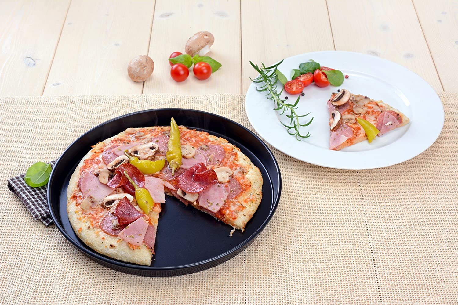 GRÄWE Pizza tray round 28 cm (inside 27 cm) with high-quality ceramic coating.