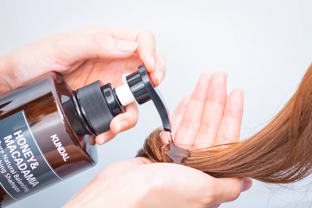 KUNDAL Honey & Macadamia Pink Grapefruit Natural Shampoo for dry and damaged hair
