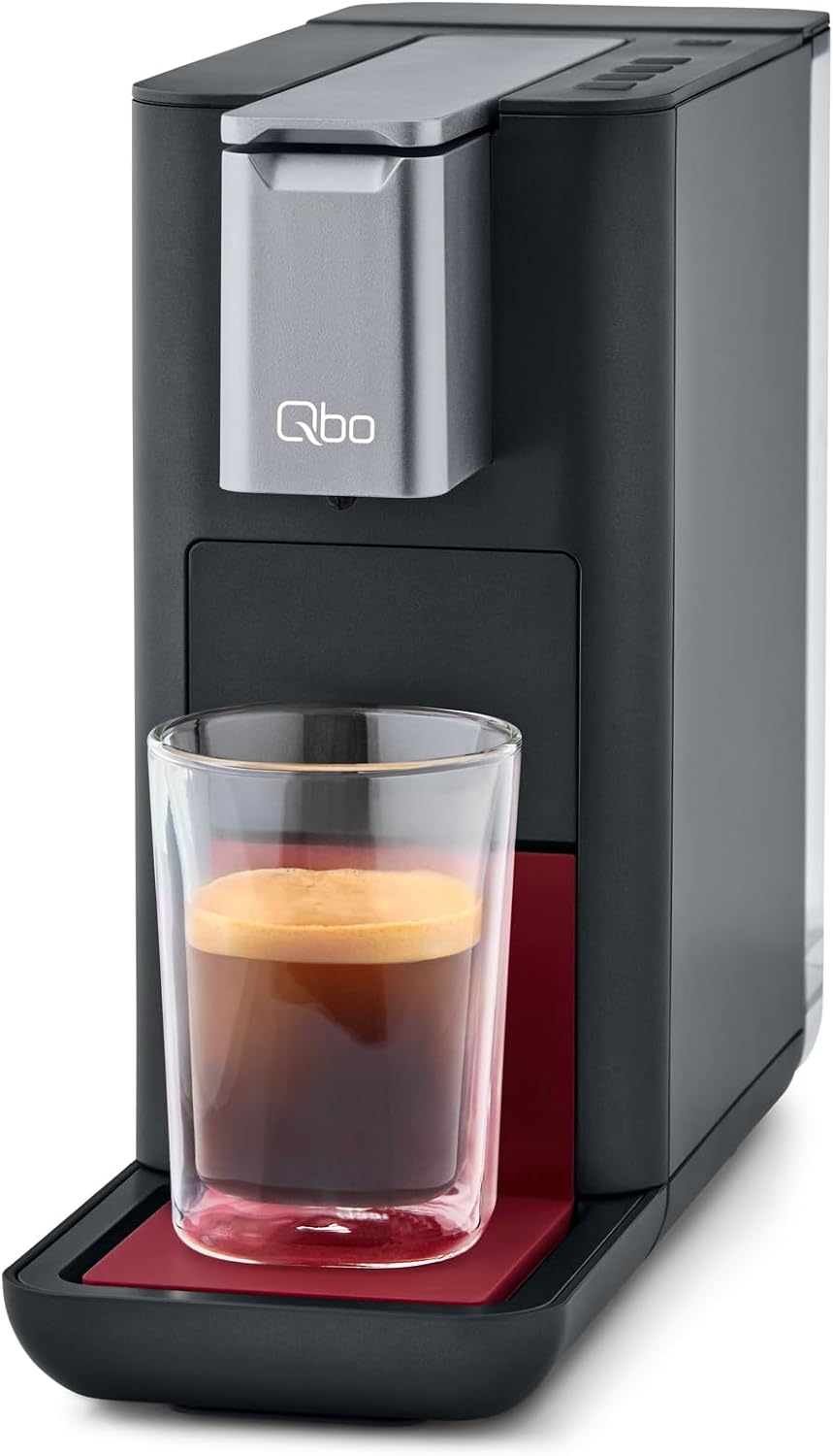 Tchibo Qbo ESSENTIAL Premium Kapselmaschine für Espresso, Caffè und Caffè Grande, kompaktes Design, Dark Berry