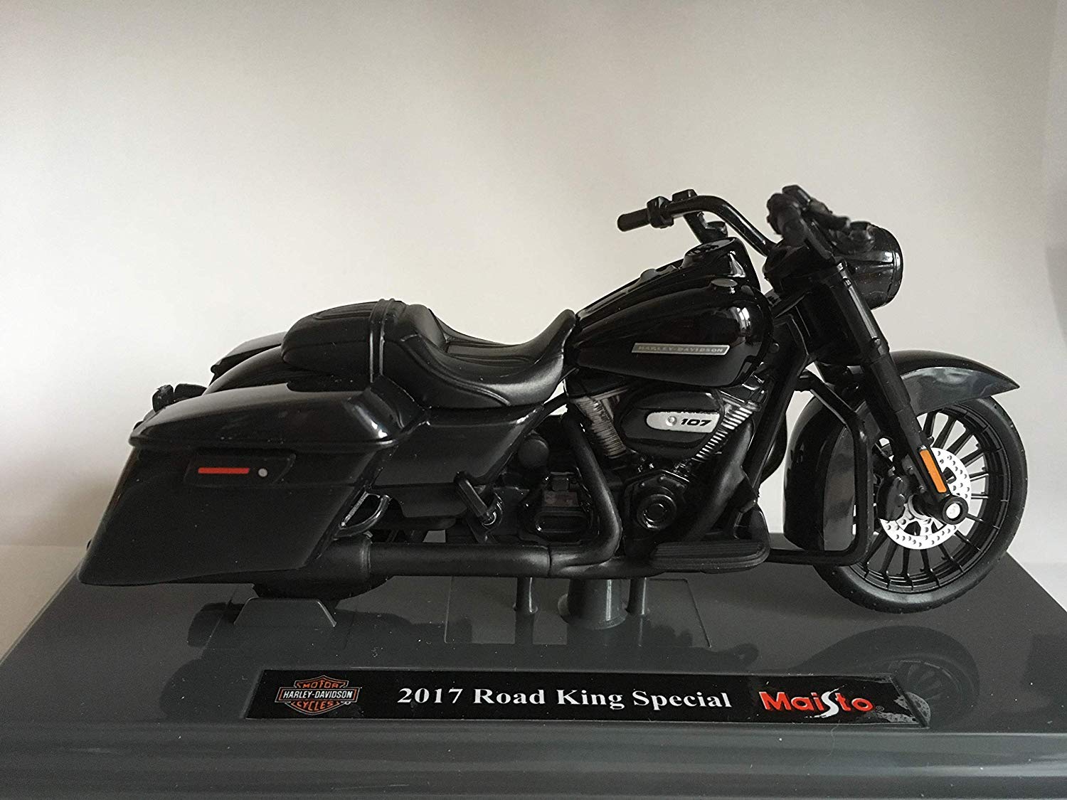 Maisto Harley Davidson Model 2017 Road King Special (36) Motorcycle 1:18
