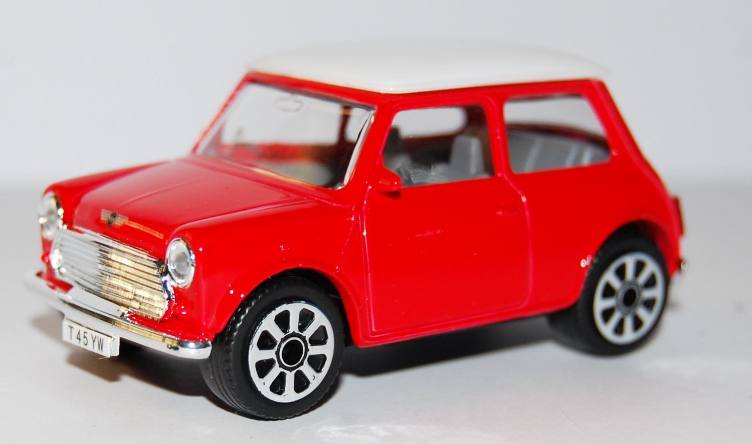 Mini Cooper 1969 Red/White Bburago 1:43