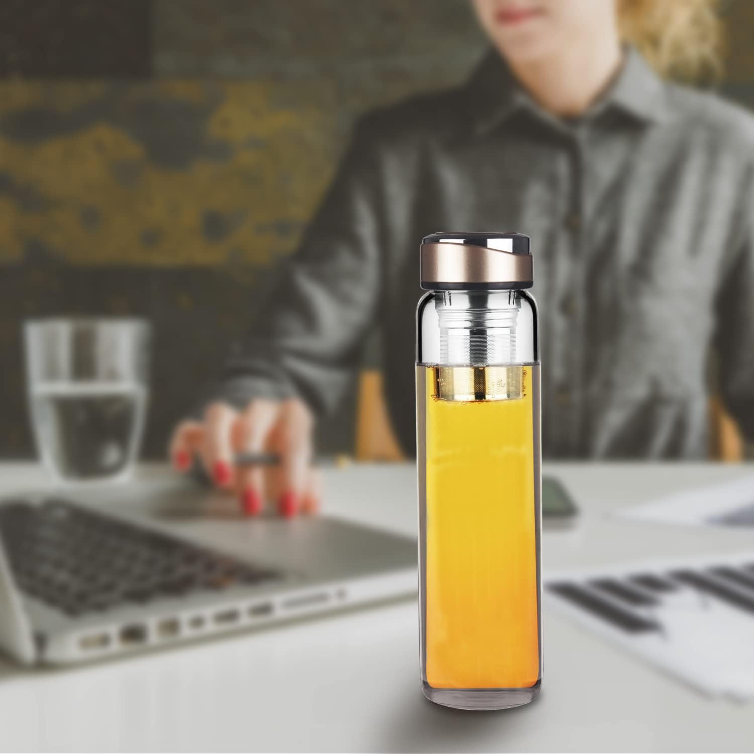 DEARRAY Glass Tea Bottle for Travelling with Stainless Steel Strainer 600 ml / 1000 ml / 1 Litre, Teapot with Filter to Go, Borosilicate Glass Water Bottle with Neoprene Cover and Stylish Stainless Steel Lid