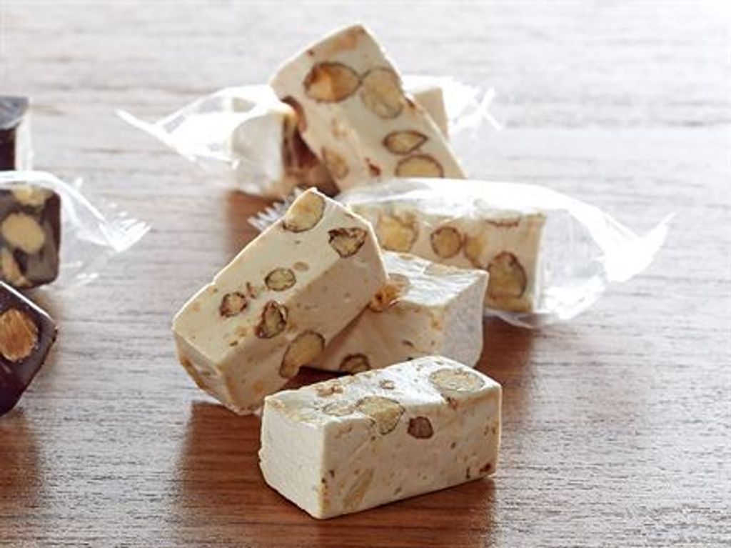 Nougat nach Montelimar Art weiß, einzeln verpackt 1 kg, lose