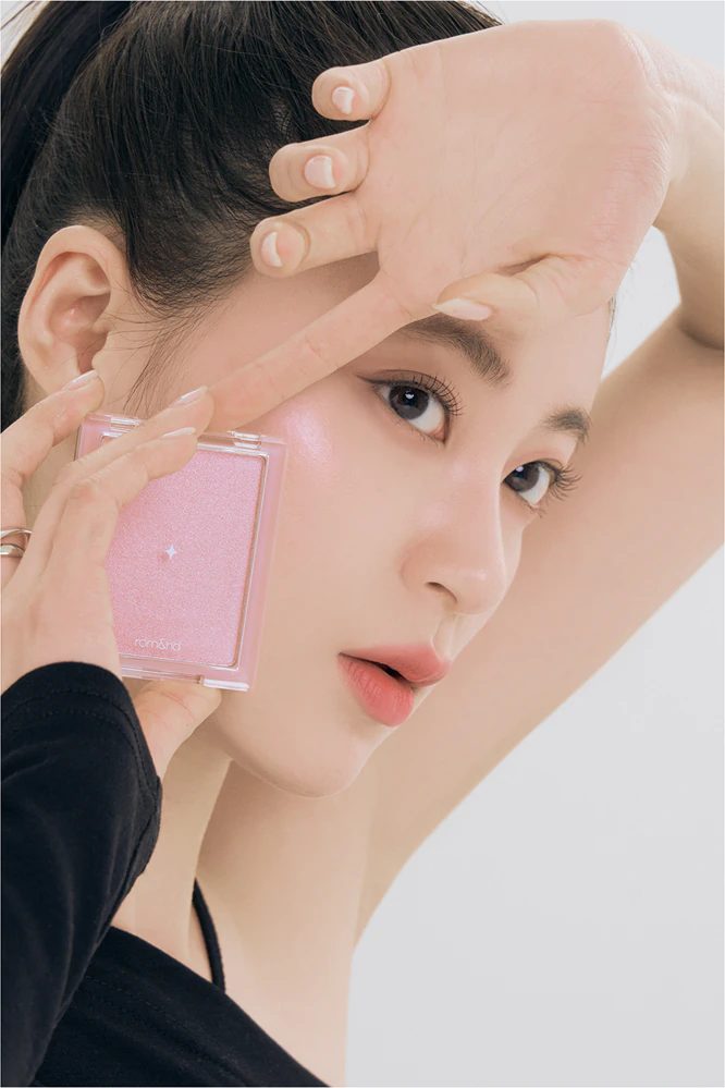 rom&nd See-Through Veil Lighter mother-of-pearl highlighter