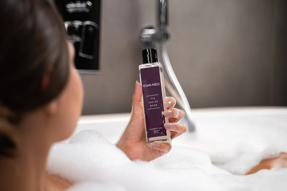 Tomas Arsov Fig Caviar Wood perfumed shower gel with a stimulating effect